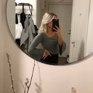 Topp från Gina  - Supersnygg topp köpt på ginatricot. Säljer den då den tyvärr inte kommer till användning längre. Strlk S. 60kr + frakt 💛💫