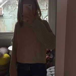 Kaphal stickad tröja  - En stickad polo tröja beige. Knappt använd. Ganska kort på längden men inte jätte. Buda från hundra. Frakt kostnad tillkommer 