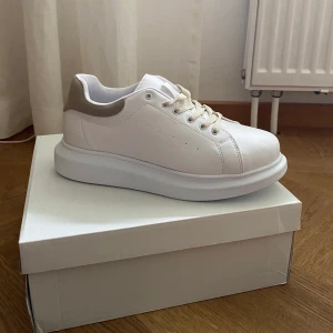 NLY Perfect Sneaker - Helt nya, aldrig använda NLY skor, slutsålda i denna storleken på hemsidan. Nypris 350kr, säljer för 275💖 De är helt vita med en beige detalj längst bak, supersnygga men de passar inte mig tyvärr😭