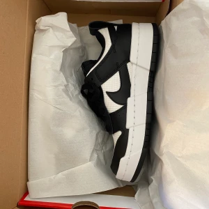 Nike dunk disupt 38,5 - Helt slutsålda Nike dunk disrupt ! Passade inte mig så säljer vidare, 1300 eller bud! Går på StockX för 156 dollar