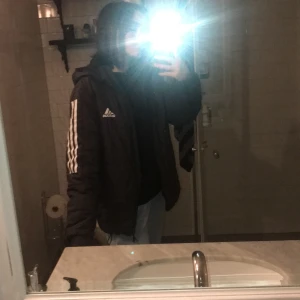 Vinter Jacka! - Vintage addidas vinter jacka! Storlek M men sitter oversized, väldigt snyg. Frakt ingår inte, kan möttas up i Lund eller närma Lund. Bud från 150 kr!