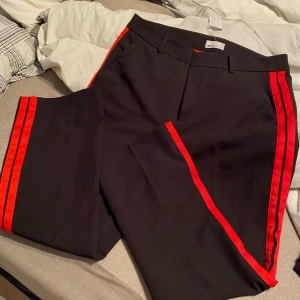 Kostymbyxor  - Helt nya byxor från Gina med prislapp kvar, endast legat i garderoben sen inköpet. Storlek 44! Kan skickas mot att köparen betalar frakten ☺️ 