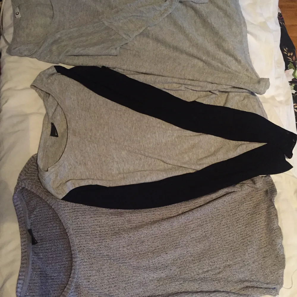 Tre gråa långärmade tröjor med olika matrial i bra skick liten fläck på första tröjan. Paket pris på alla . Tröjor & Koftor.