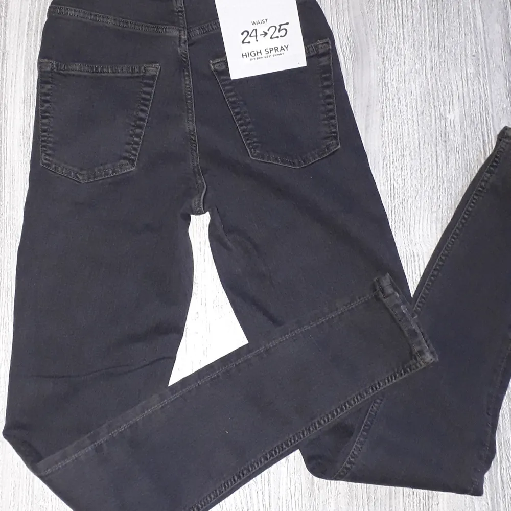 Spray on organic high spray jeans från cheaper mondey i färgen washed black. Varan är helt nytt. Jeans & Byxor.