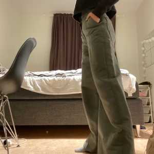 Utsvängda byxor från weekday - Säljer dessa super fina och coola byxor i ett skönt material från weekday i storlek 34💕💗💕💗 150+frakt (är ca 165 cm)