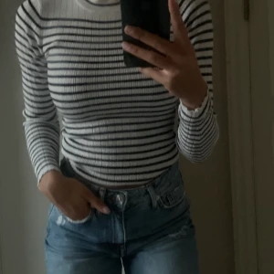 Randig tröja  - Så snygg randig tröja storlek: xs/s. Skönt material, knappt använd och bra skick. 