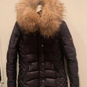 Rockandblue jacka  - Jättefin jacka från Rockandblue, köpt för 3499kr i min hemstad. Storlek 38 men passar en 36:a. Använd fåtal gånger, frakt tillkommer🌸😊