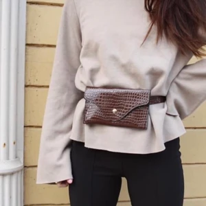 Mörkbrun magväska  - En mörkbrun magväska. 