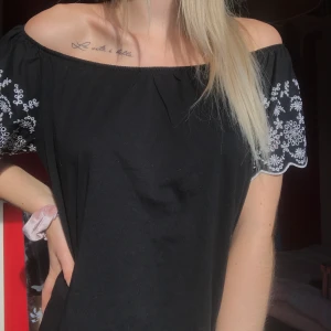 Off shoulder topp  - Fin off shoulder topp i nyskick! Strl XS men skulle även säga att den passar strl S. 