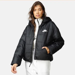 Nike jacka  - MÅNGA INTRESSERADE, FÖRST TILL KVARN ELLER BUDGIVNING I KOMENTARERNA Säljer denna jätte fina Nike jacka, en vanlig varm dun jacka som är perfekt till vintern. (Kan skicka mer bilder i chatten) 