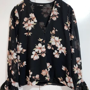 Blus med blommor - Blommig blus med trumpetärmar från bikbok. Väldigt fin som den är, eller under en stickad tröja!💓 Frakt tillkommer.