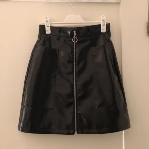 Lack/skinnkjol - Ifrån monki, bra skick storleken är 32 men skulle söga xs-s