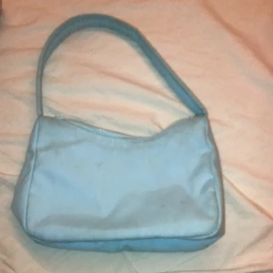 Blå väska  - En liten blå väska köpt på HM för 150 tror jag säljer för 50 +frakt✨❤️ 