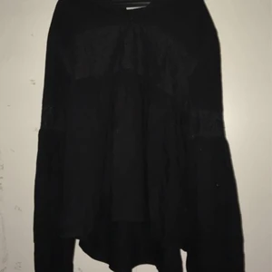 Svart blus - En svart blus skulle säga i stl xs-m men är 170 i barn men jag brukar ha M, köparen står för frakten!💕