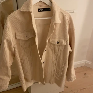 Manchester jacka - Säljer min helt nya Manchester jacka från zara i storlek S, inga skador och rökfri! 