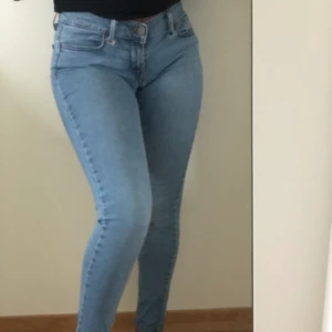 Levi’s jeans blåa  - Nypris 1199kr. Sitter som en smäck 
