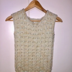 Supersöt stickad väst - En stickad väst, vändigt trendig nu! Tycker bara att den inte passar min stil. Skulle däga att den är en storlek XS köpt second hand! :) möts upp i Uppsala eller fraktar! :)
