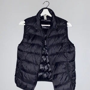 Dunväst - Säljer nu min svarta dunväst för att den inte kommer till användning längre. Sparsamt använd, ser iprincip ut som ny. Storlek S, skulle säga att den passar xs-m! Köpt för 400kr 💗