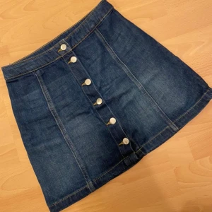 Jeanskjol - En jeanskjol, väldigt simpel, väldigt fin. Priset är 30kr + frakt ⭐️