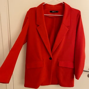 Kavaj - Röd kavaj, knappt använd så i fint skick! Frakt inkl. 🥰