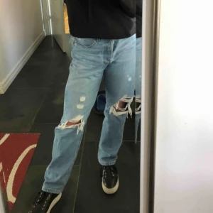  - Säljer Levis byxor använda i ett halvår. Storlek w27 L28. Bud!!