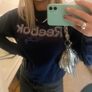 Reebok sweatshirt - Intressekoll på denna asfeta sweatshirt från Reebok, köpt på Beyond Retro. Bra skick, säljer endast vid bra bud då jag verkligen gillar den. Står strl large, men skulle mer säga som en M
