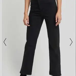 Helt nya straight jeans från NAKD. Säljs pågrund av för stor storlek. Skicka frågor om det är ngt ni undrar över☺️💓 Nypris:499kr