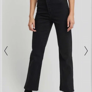 Straight Jeans - Helt nya straight jeans från NAKD. Säljs pågrund av för stor storlek. Skicka frågor om det är ngt ni undrar över☺️💓 Nypris:499kr