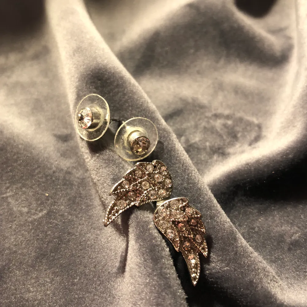 Två olika örhängen som inte används, ett par som är små diamanter och andra par som är ängel vingar. Köps tillsammans eller ensklit (Rengör såklart smycket innan jag skickar) . Accessoarer.