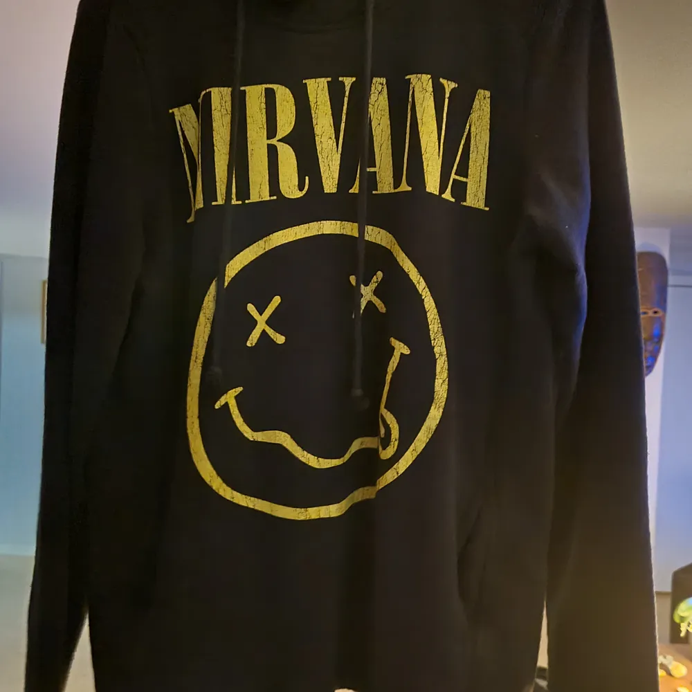 Nirvana hoodie från H&M. Använd få ggr, säljer för att den inte kommer till användning.💛                                                           Frakt tillkommer!. Tröjor & Koftor.