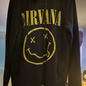 Nirvana hoodie från H&M. Använd få ggr, säljer för att den inte kommer till användning.💛                                                           Frakt tillkommer!