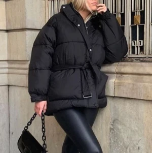 SÖKER - söker en svart belted puffer jacket i strl s från nellys egna märke som inte längre finns kvar. Hör av dig till mig! 