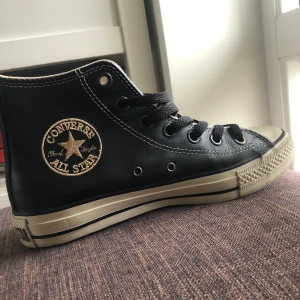 Skinn converse svarta - Väldigt snygga och lätta att styla då de är svarta, säljer då de tyvärr är för små. Använda 2-3 gånger där av det goda skicket. Skulle säga att de är en aning stora i storleken då de är converse. Nypris 900kr💞