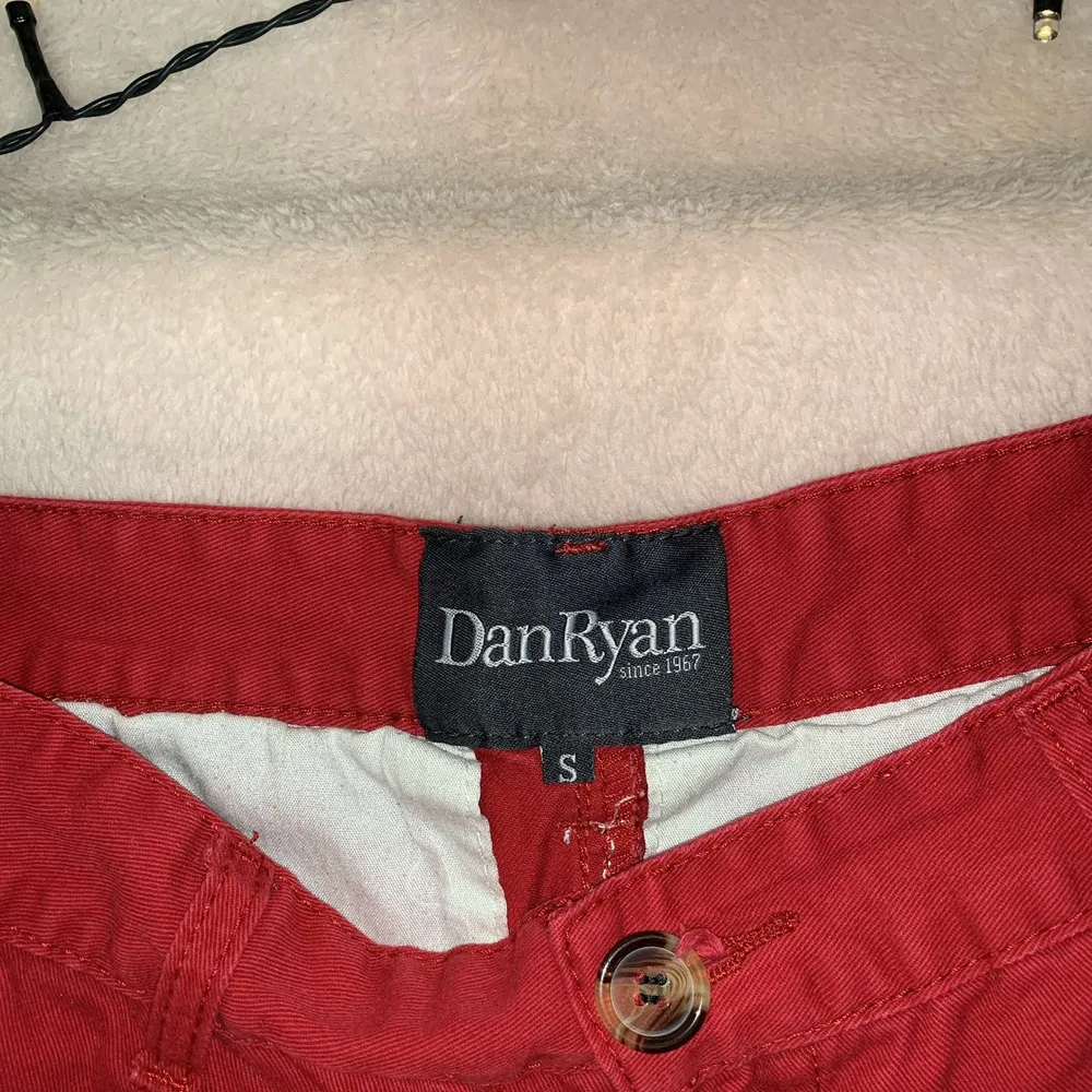 Ett par röda jeansshorts från DanRyan i storlek S. Väldigt bra skick och är använda fåtal gånger. Vill istället sälja till den som behöver och pga av att de är små för mig.. Shorts.