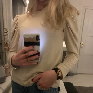 Zara - Gullig tröja från zara, mysigt material, aldrig använd. Köpt på zaras barnavdelning!💕  
