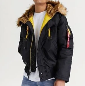 Alpha industries vinterjacka - Säljer en vinterjacka från Alpha industries, köptes för 2200 kr. Pris kan diskuteras och gå ner. Använd en gång. I storlek S men passar som XS. KOM PRIVAT FÖR MER BILDER, BUDA!!! 