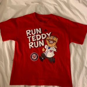 Adidas Vintage - Skitfin T-shirt från Adidas:) thriftad och i jättefint skick! Passar nog xs- s, alternativt M. Aldrig sett liknande tidigare så skulle säga att den är unik 😜 180kr allt som allt (gratis frakt)