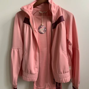 Odd Molly - NYTT SET! - Helt nytt set - tröja och byxa aldrig använt! Storlek M. Passar dock en S om man vill ha lite oversize känsla.