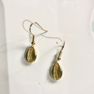 Guldfärgade snäckörhängen - Ett par guldfärgade örhängen med snäckor. Kan kombineras tillsammans med halsbandet. 30kr + frakt. Hör av dig via DM vid intresse eller frågor. Kram!