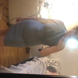 Klänning från H&M - Grå klänning från H&M