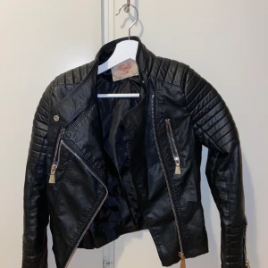 Chiquelle Skinnjacka - Använd fåtal gånger, i gott skick. Hämtas upp eller skickas 