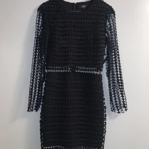 Goldie London klänning  - Svart klänning från brittiska märket Goldie London. Storlek S. Aldrig använd med prislapp kvar.  Först till kvarn på alla plagg, ingen budgivning. Ange vilket pris du skulle vilja köpa plagget för så kan vi komma överens om ett bra pris där båda blir nöjda. 