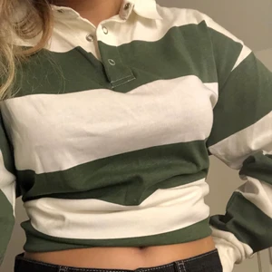 cool piké  - använd 1 gång,, skönt material, som ny!!Fin grön färg. Det är storlek S men den är ganska oversized så skulle säga M nästan!