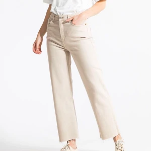 Mom jeans  - Säljer dessa beiga/sandfärgade jeansen. Använda vid 1-2 tillfällen endast så bra skick😊 frakt kan tillkomma! Storlek S och dom är stretchiga i materialet👍🏼