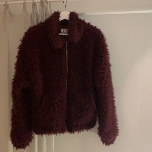 Linn Ahlborg X NAKD vinröd jacka - Bra skick, använd 1 gång. Jättemysig och lite oversized. Köparen står för frakt!!