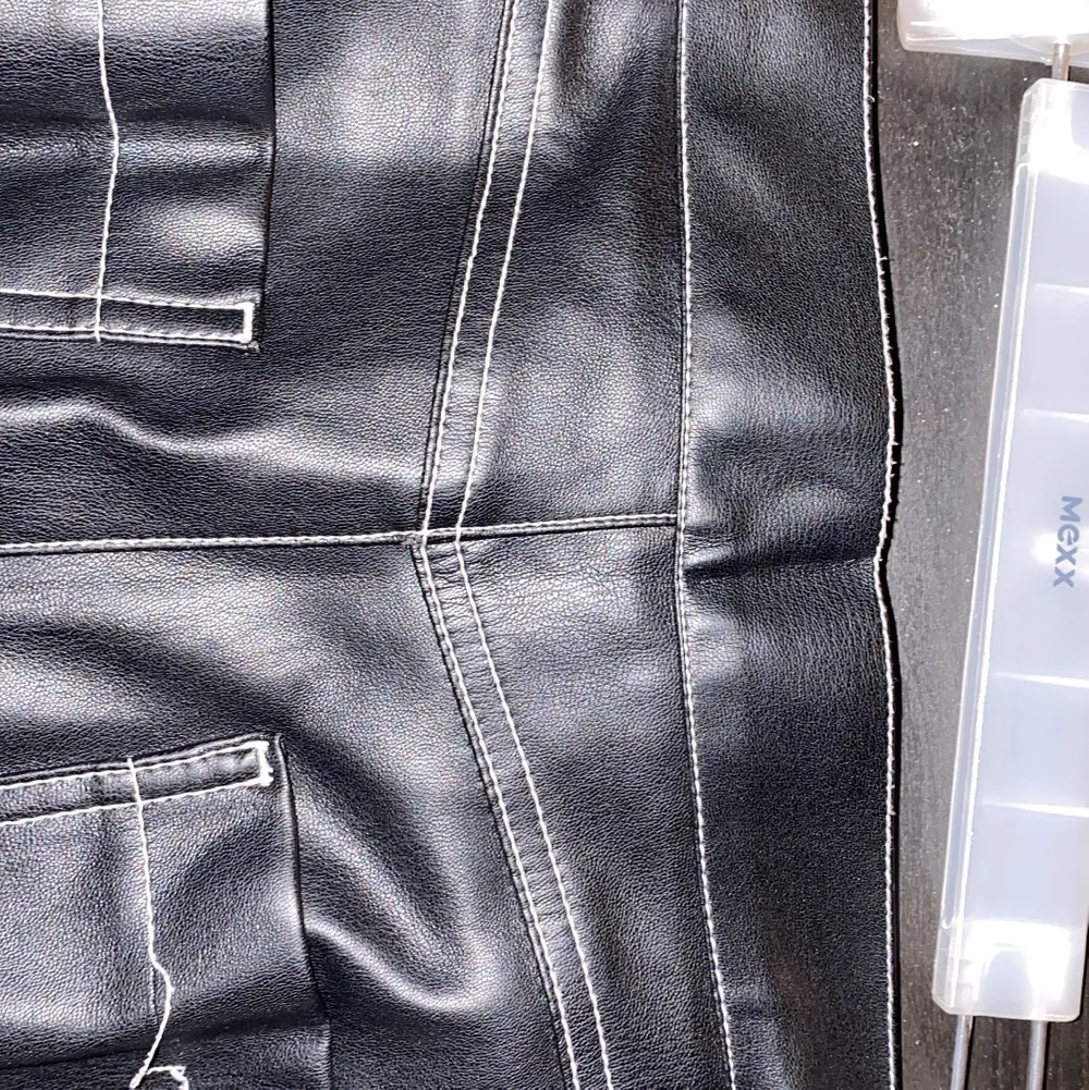 Svarta skinnjackor från Zara med vita sömmar. Superfina, har dock klippt hål där bälte skulle få plats därav det låga priset. Annars helt felfria!. Jeans & Byxor.