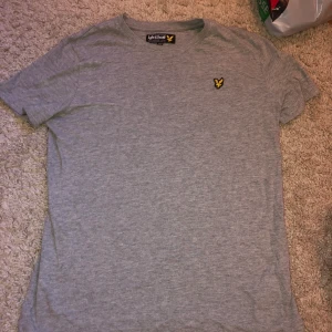 Grå t-shirt - En grå t-shirt från Lyle & scott. 