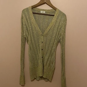 Guldig kofta från DAY - Guldig kofta från DAY, super fin och trendig. Sitter som en S/M, stretchigt tyg.Kan frakta (köparen står för frakten)