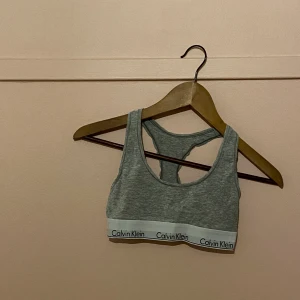 Calvin klein topp - Calvin klein topp, använd men i bra skick. Kan frakta (köparen står för frakten).