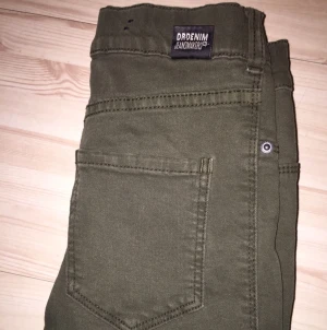 - Säljer mina Dr Denim jeans, använd ett fåtal gånger är så gott som nya. Mörkgrön färg! Stretchiga.